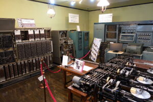 Interior_view_with_early_computers_-_Ridai_Museum_of_Modern_Science,_Tokyo_-_DSC07671